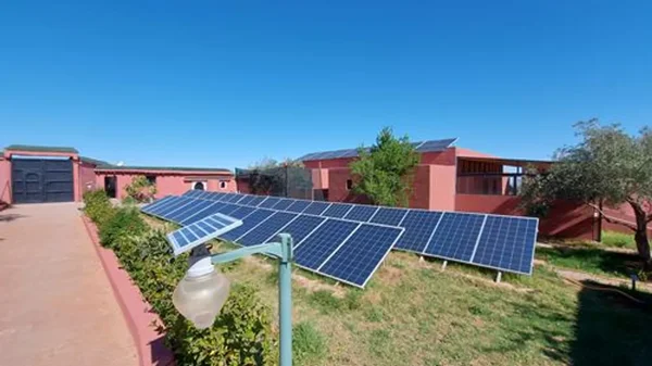 Autonomie énergétique solaire - Panneaux photovoltaïques ferme d'hôtes Atlas Ecosite