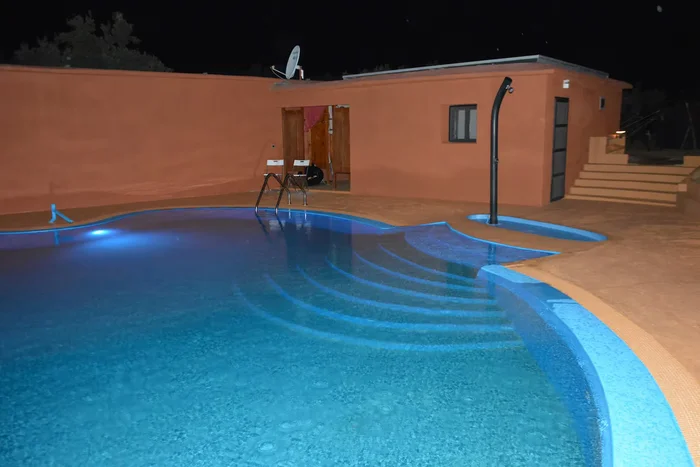 Le Lagon Bleu illuminé en soirée - Ambiance relaxante Atlas Ecosite