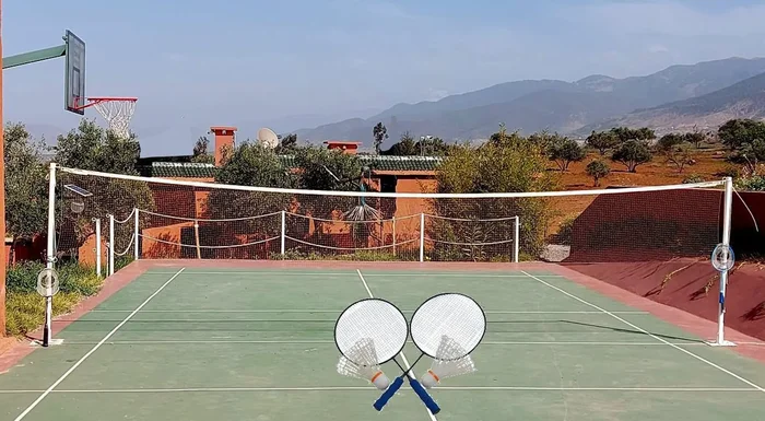 Partie de badminton sous le soleil marocain - Atlas Ecosite