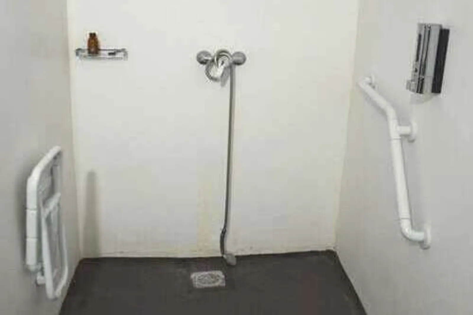 Douche à l'italienne accessible PMR - Chambre Atlas Ecosite