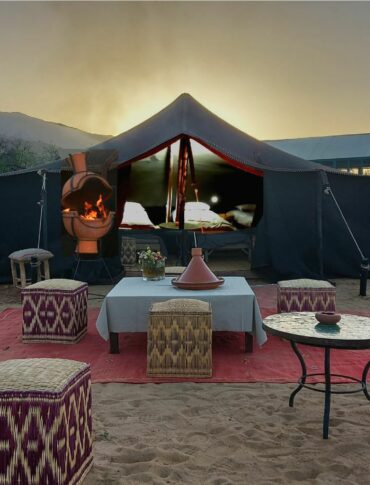 2 tentes sahariennes de 4 lits avec tables poufs grill, flambeaux et éclairage individuel